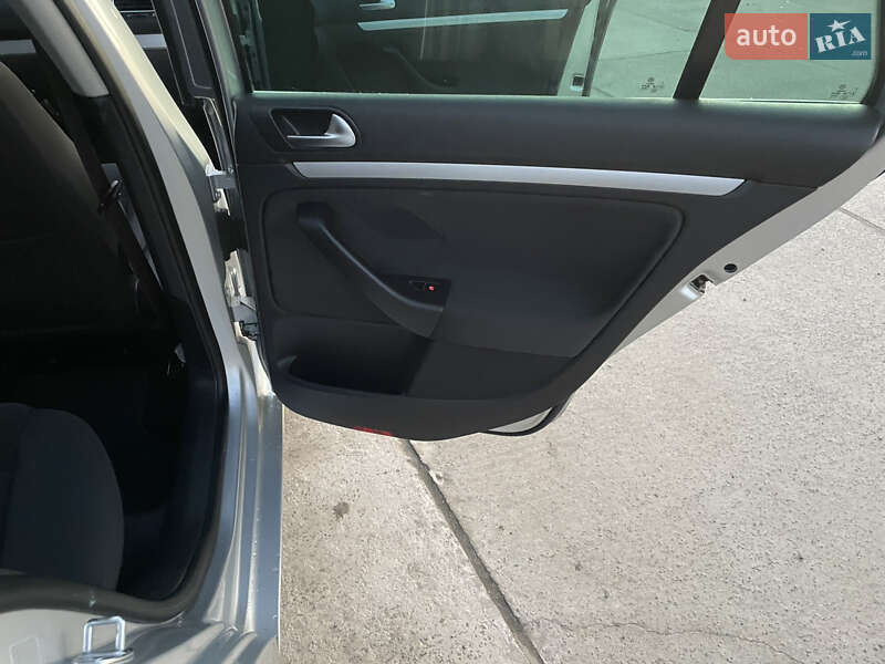 Універсал Volkswagen Golf 2011 в Сарнах