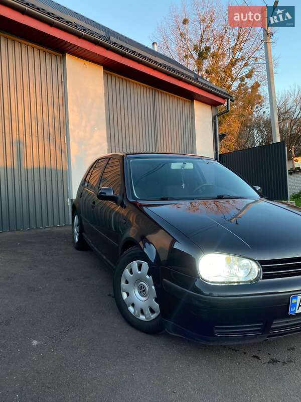 Хетчбек Volkswagen Golf 2001 в Житомирі