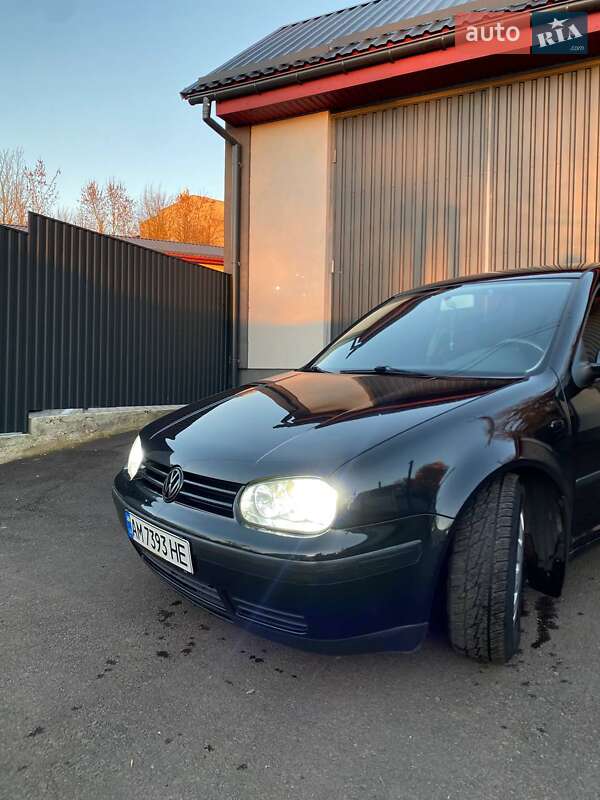 Хетчбек Volkswagen Golf 2001 в Житомирі