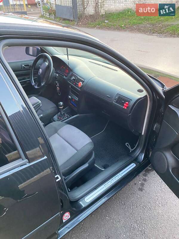 Хетчбек Volkswagen Golf 2001 в Житомирі