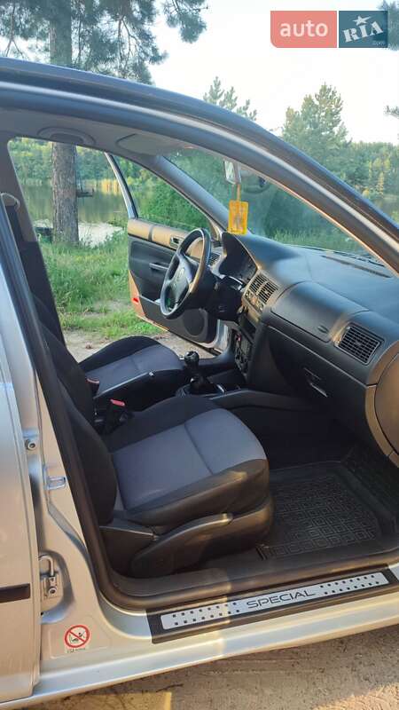 Хэтчбек Volkswagen Golf 2002 в Житомире