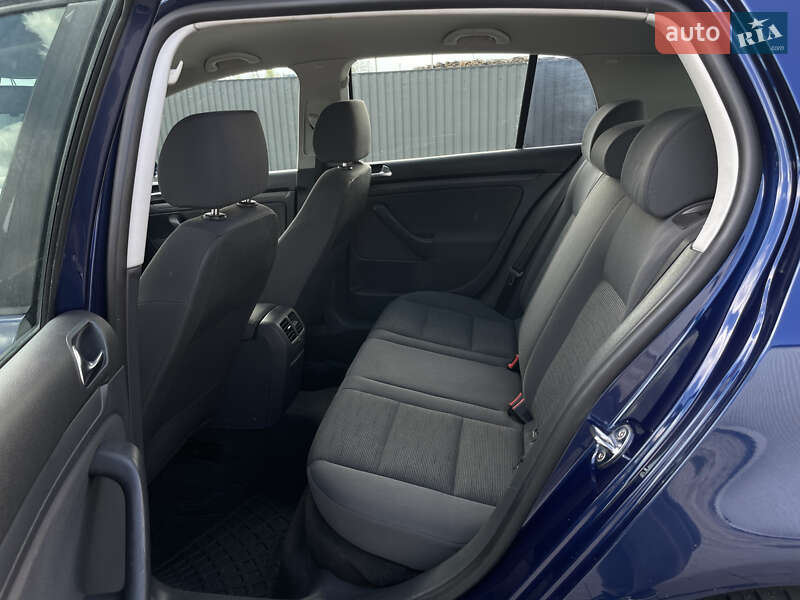 Хэтчбек Volkswagen Golf 2005 в Калуше