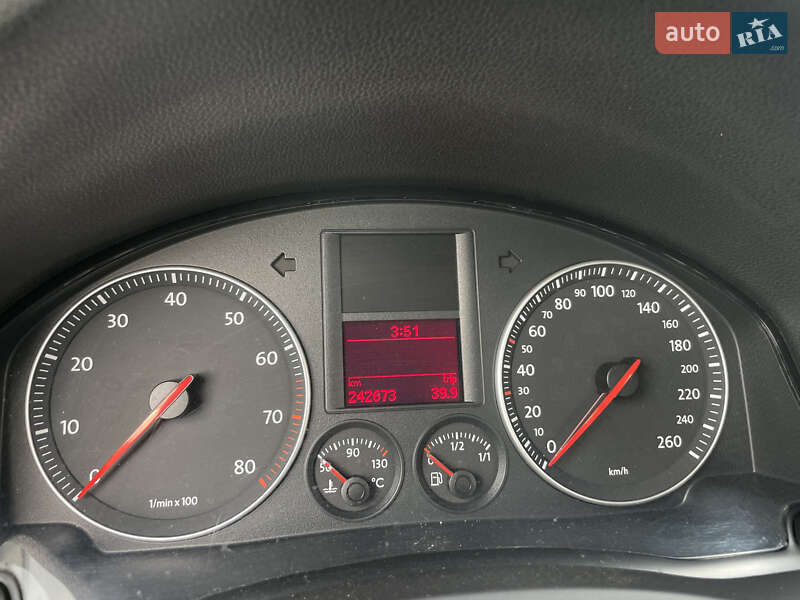 Хэтчбек Volkswagen Golf 2005 в Калуше