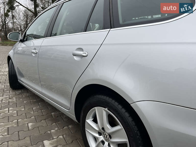 Универсал Volkswagen Golf 2011 в Черновцах