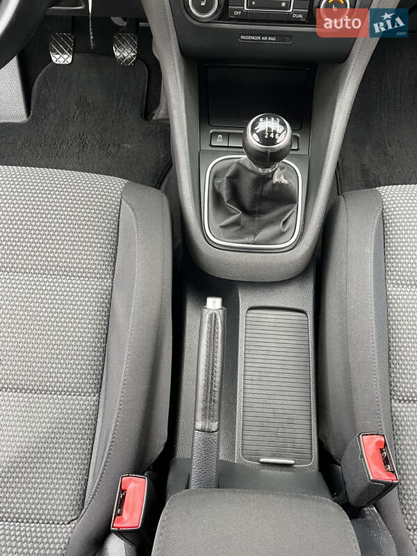 Универсал Volkswagen Golf 2011 в Черновцах