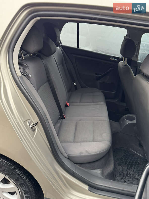 Хэтчбек Volkswagen Golf 2005 в Львове