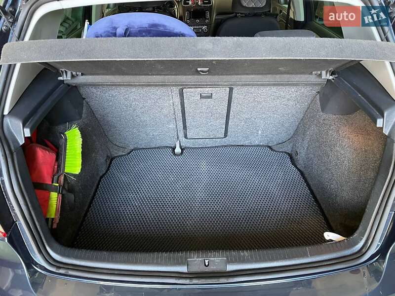 Хэтчбек Volkswagen Golf 2011 в Золочеве