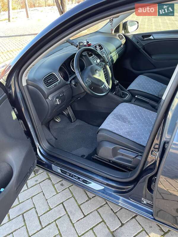 Хэтчбек Volkswagen Golf 2011 в Золочеве