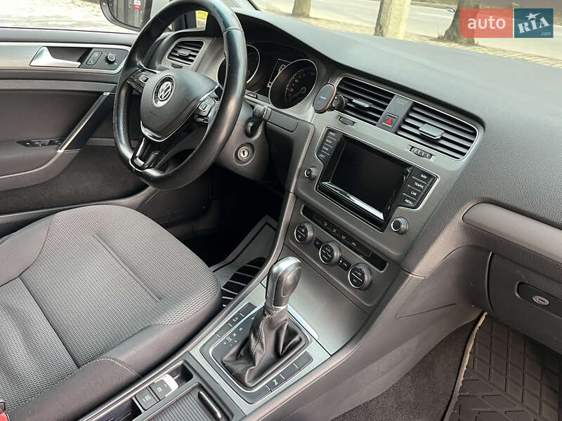 Хетчбек Volkswagen Golf 2014 в Чернівцях