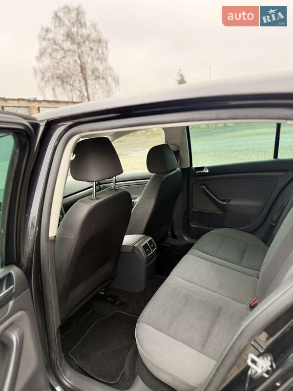 Хэтчбек Volkswagen Golf 2009 в Сумах