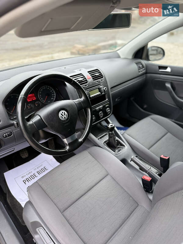 Хэтчбек Volkswagen Golf 2009 в Сумах