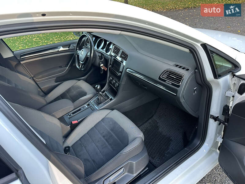 Хэтчбек Volkswagen Golf 2015 в Хмельницком