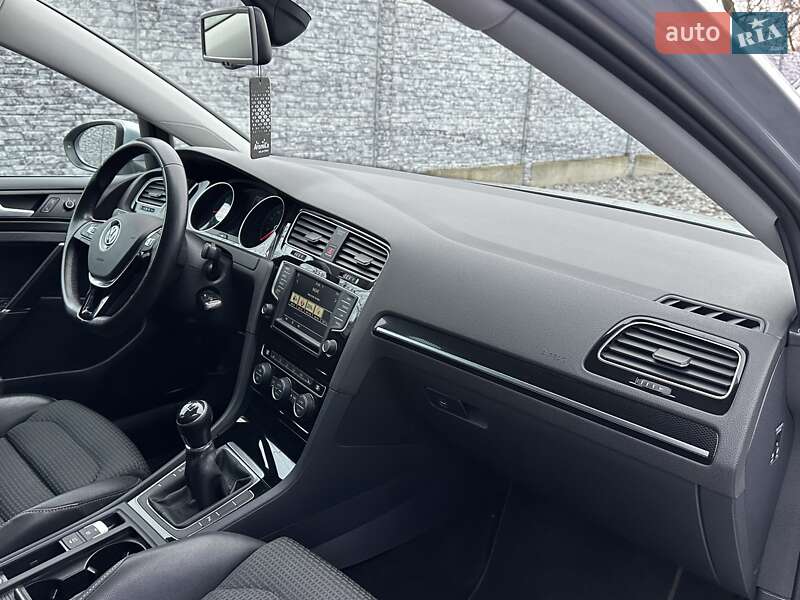 Универсал Volkswagen Golf 2015 в Ровно