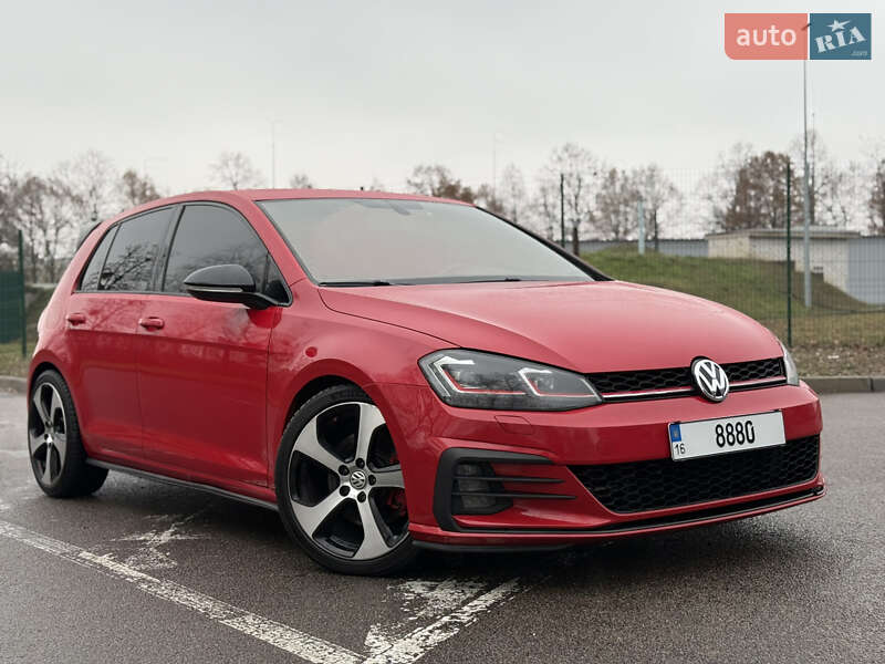 Хэтчбек Volkswagen Golf 2015 в Киеве