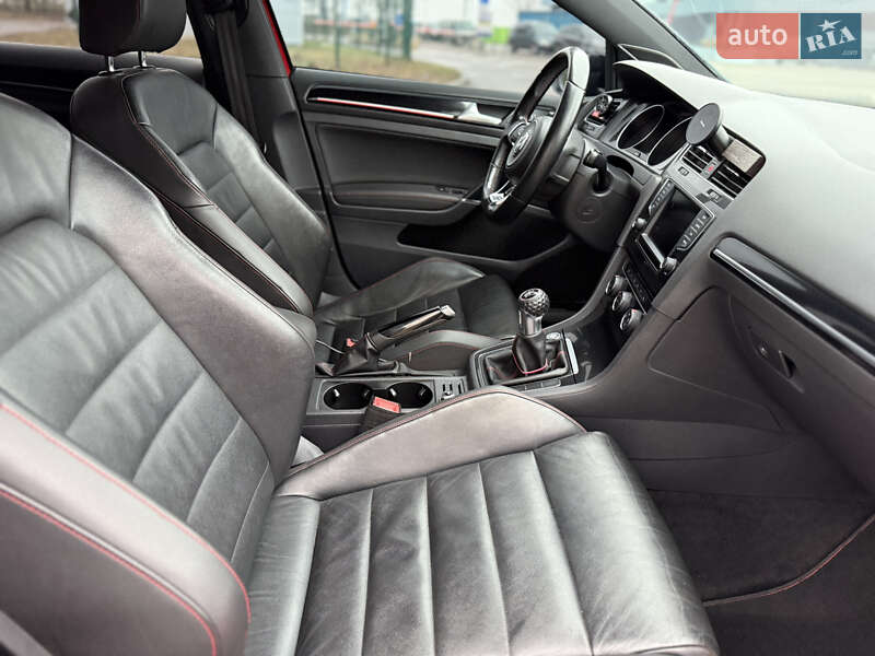 Хэтчбек Volkswagen Golf 2015 в Киеве