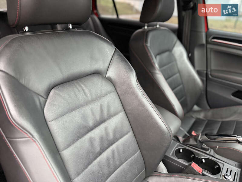 Хэтчбек Volkswagen Golf 2015 в Киеве