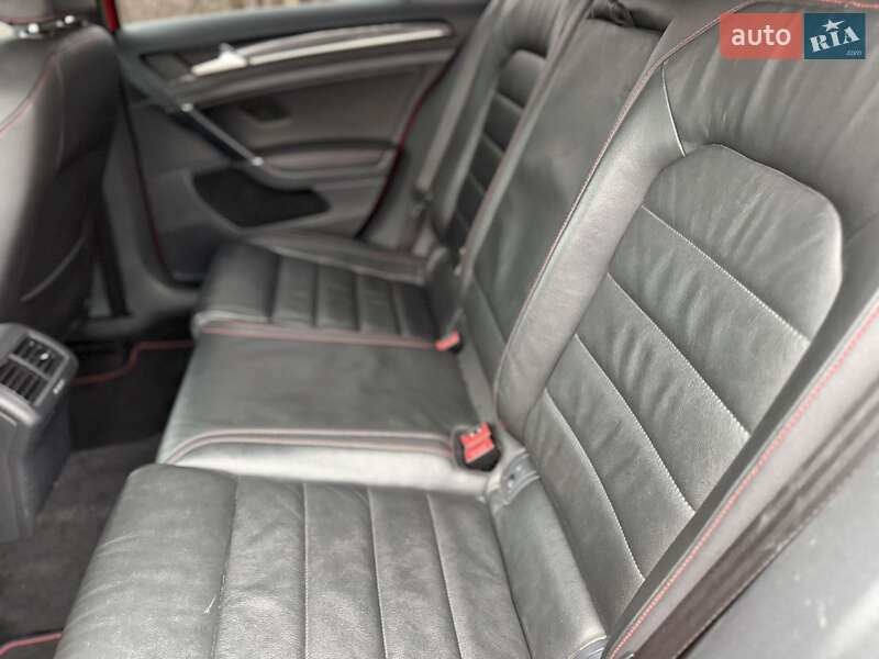 Хэтчбек Volkswagen Golf 2015 в Киеве