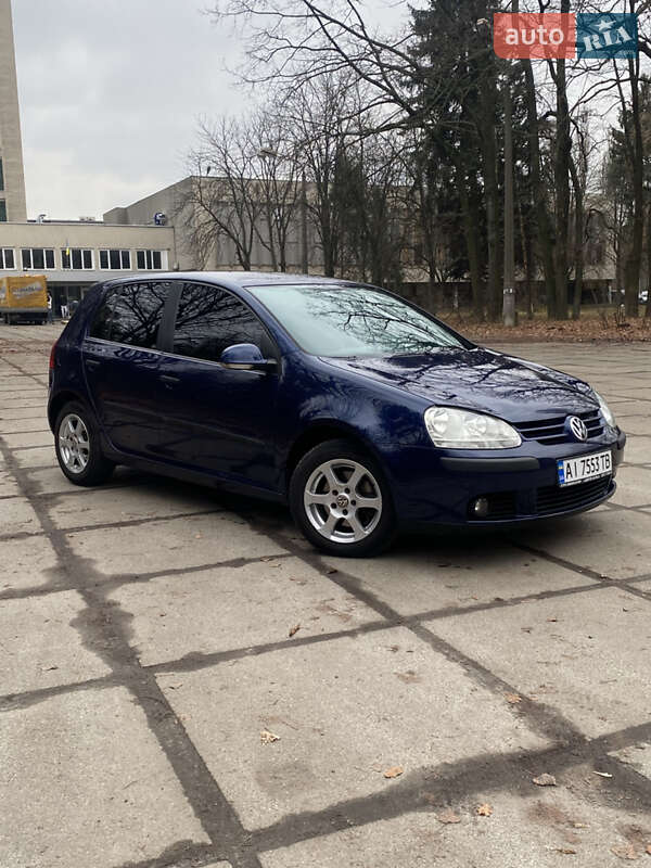 Хэтчбек Volkswagen Golf 2004 в Киеве