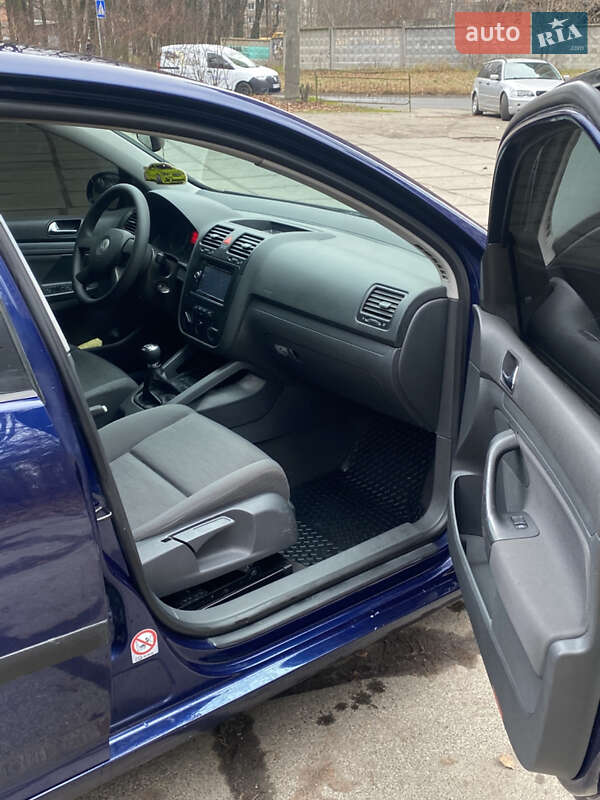 Хэтчбек Volkswagen Golf 2004 в Киеве