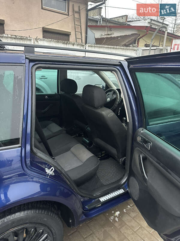 Універсал Volkswagen Golf 2002 в Чернівцях