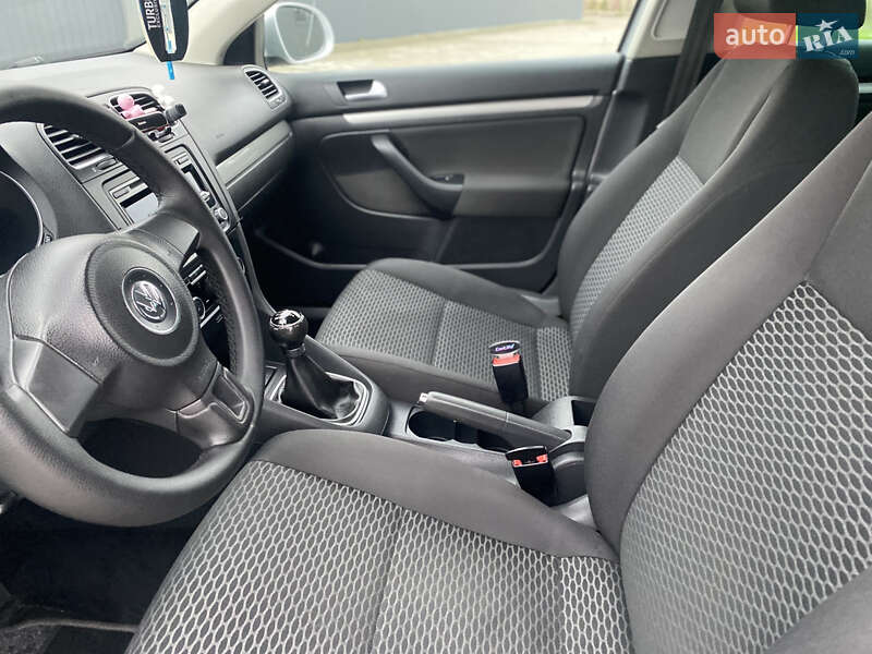 Универсал Volkswagen Golf 2011 в Жовкве