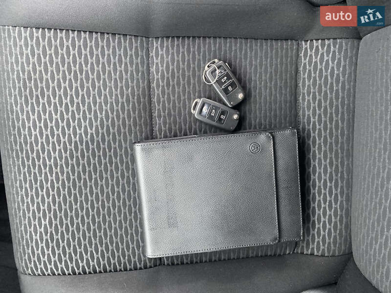 Универсал Volkswagen Golf 2011 в Жовкве