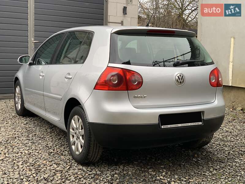 Хэтчбек Volkswagen Golf 2005 в Сваляве