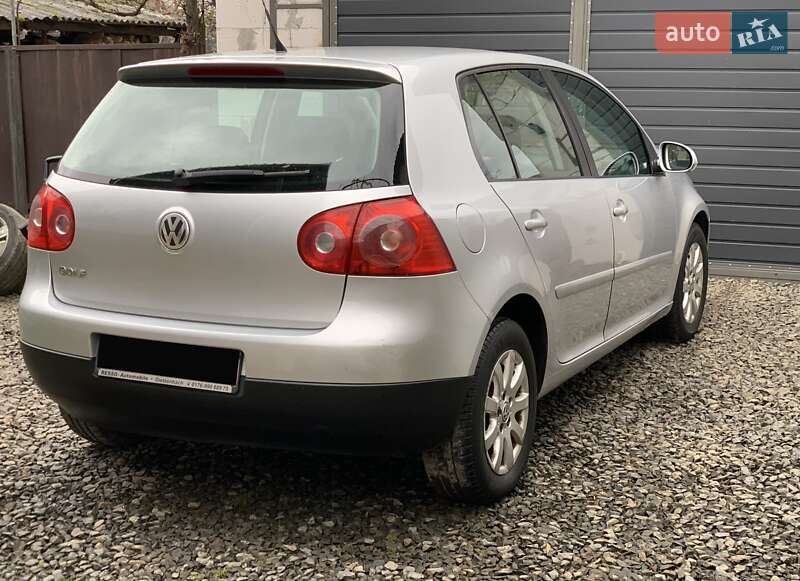 Хэтчбек Volkswagen Golf 2005 в Сваляве