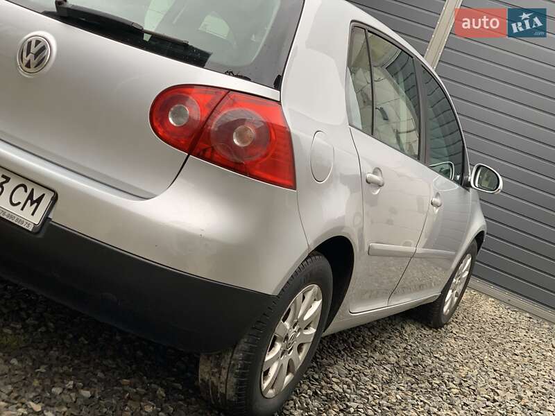 Хэтчбек Volkswagen Golf 2005 в Сваляве