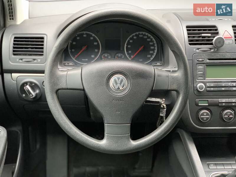 Хэтчбек Volkswagen Golf 2005 в Сваляве