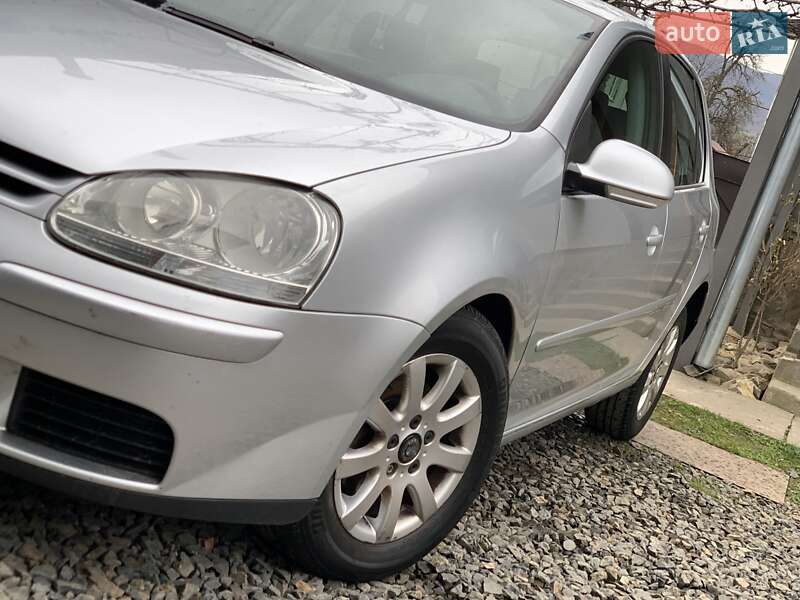 Хэтчбек Volkswagen Golf 2005 в Сваляве