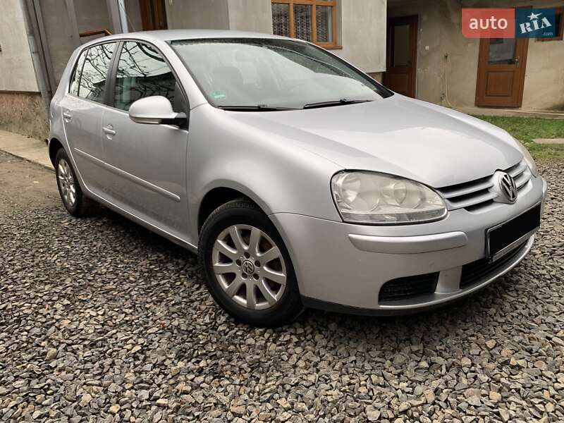 Хэтчбек Volkswagen Golf 2005 в Сваляве