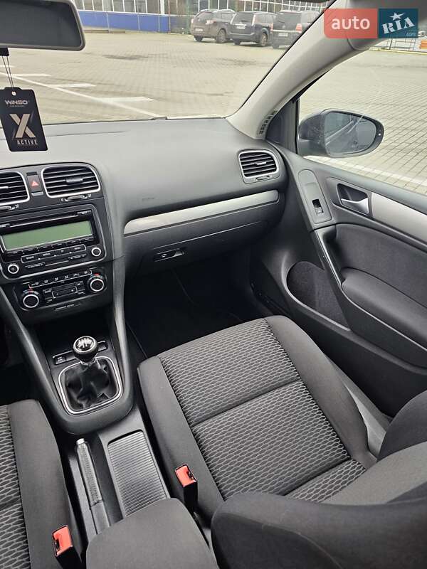 Хэтчбек Volkswagen Golf 2009 в Сумах