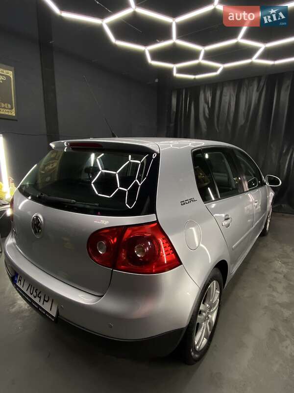 Хетчбек Volkswagen Golf 2006 в Києві