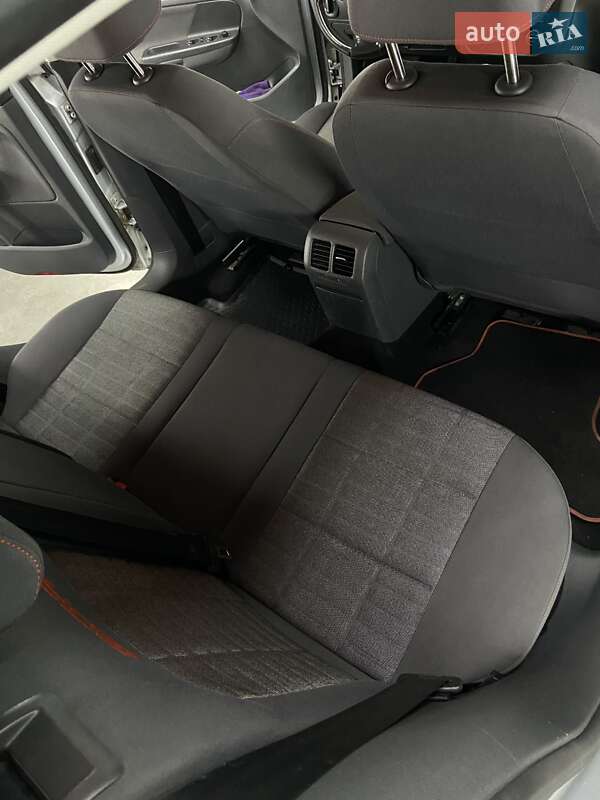 Хетчбек Volkswagen Golf 2006 в Києві