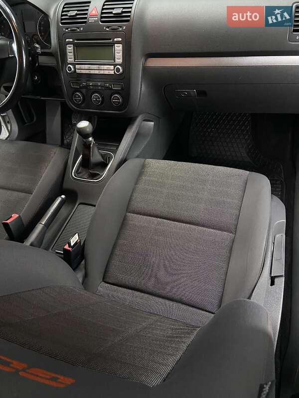 Хетчбек Volkswagen Golf 2006 в Києві