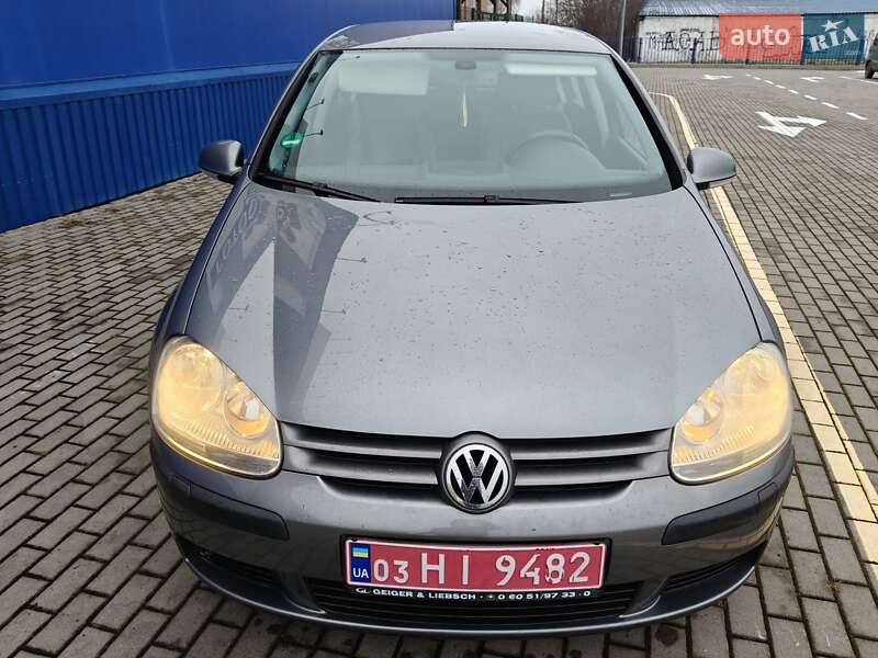 Хэтчбек Volkswagen Golf 2004 в Нововолынске