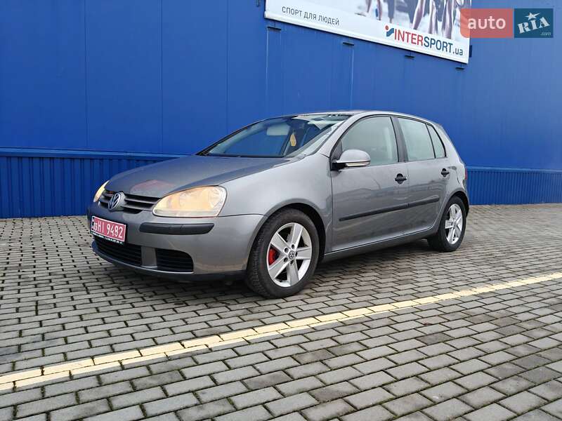 Хэтчбек Volkswagen Golf 2004 в Нововолынске