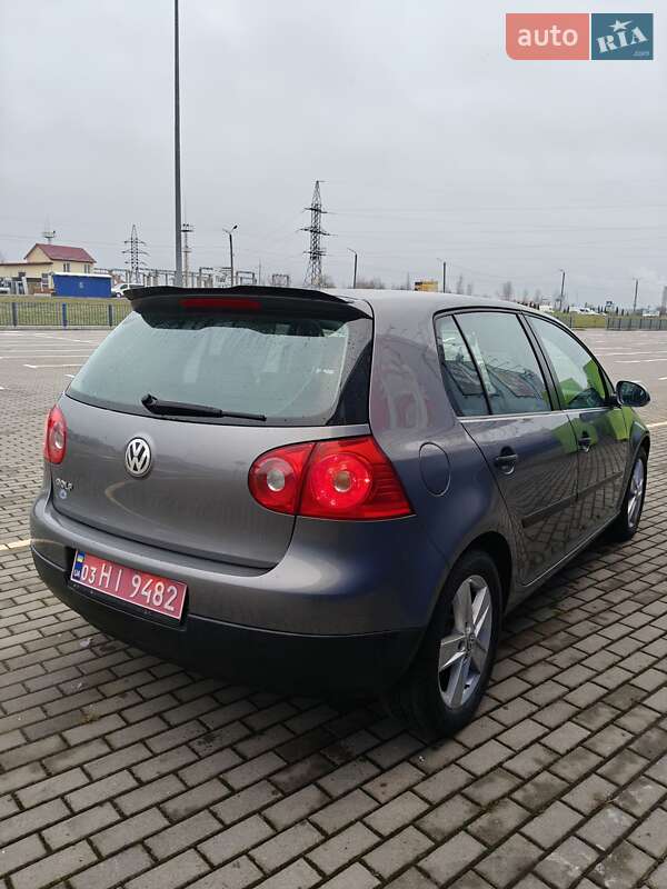 Хэтчбек Volkswagen Golf 2004 в Нововолынске
