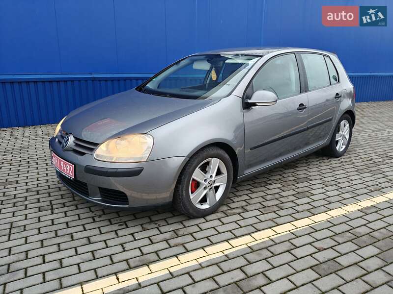 Хэтчбек Volkswagen Golf 2004 в Нововолынске