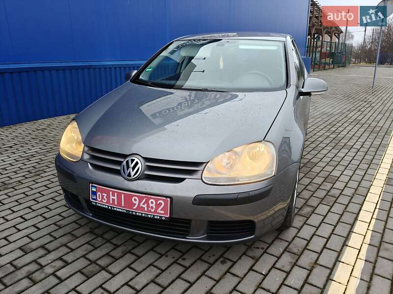 Хэтчбек Volkswagen Golf 2004 в Нововолынске