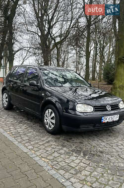 Хэтчбек Volkswagen Golf 2002 в Остроге