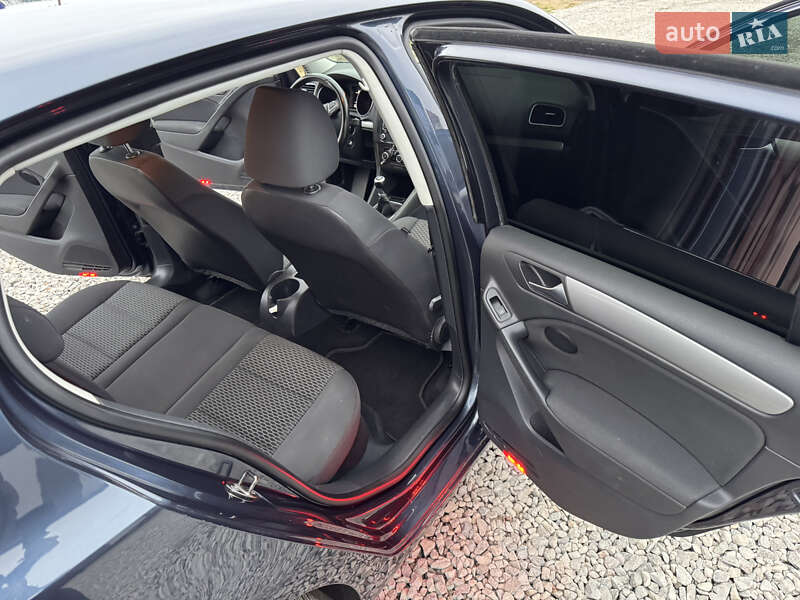 Хэтчбек Volkswagen Golf 2010 в Ковеле