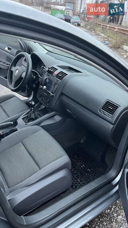 Хэтчбек Volkswagen Golf 2005 в Киеве