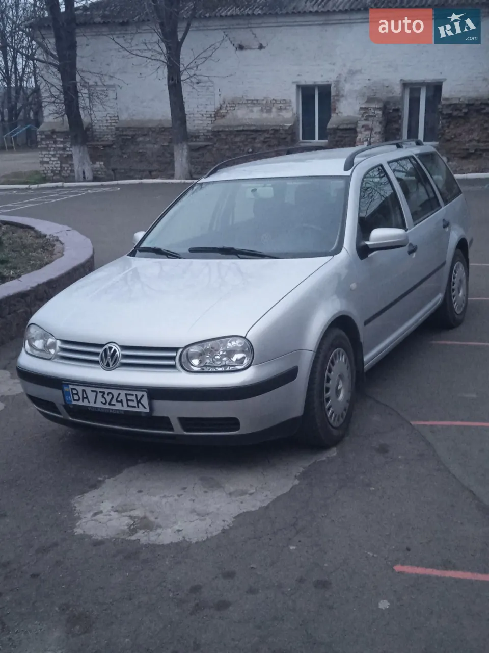 Автомобіль обслужений, гума зимова, все працює.