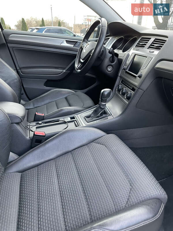 Универсал Volkswagen Golf 2016 в Ужгороде