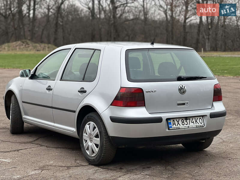 Хэтчбек Volkswagen Golf 2001 в Тростянце