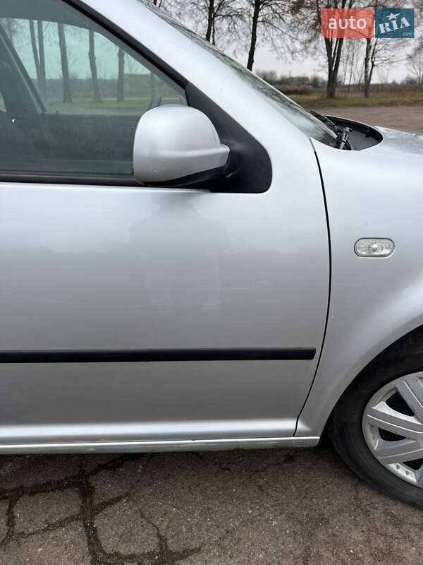 Хэтчбек Volkswagen Golf 2001 в Тростянце