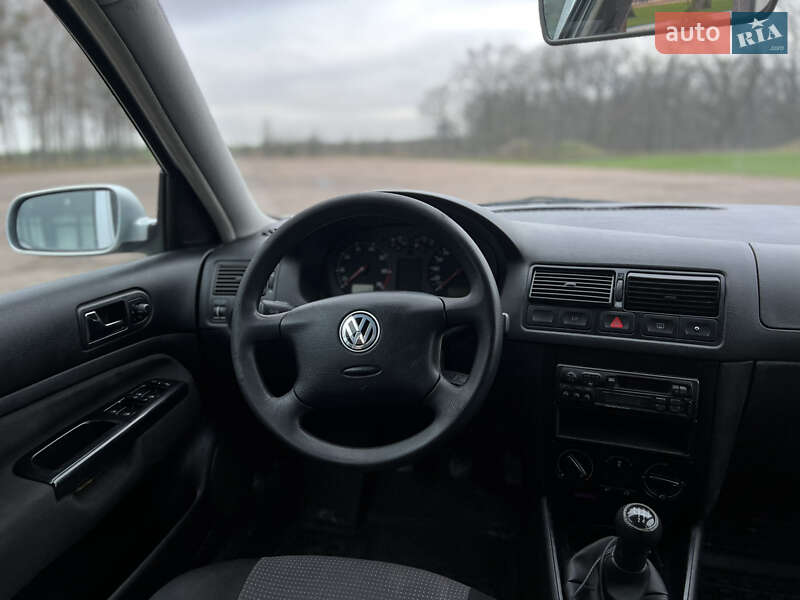 Хэтчбек Volkswagen Golf 2001 в Тростянце