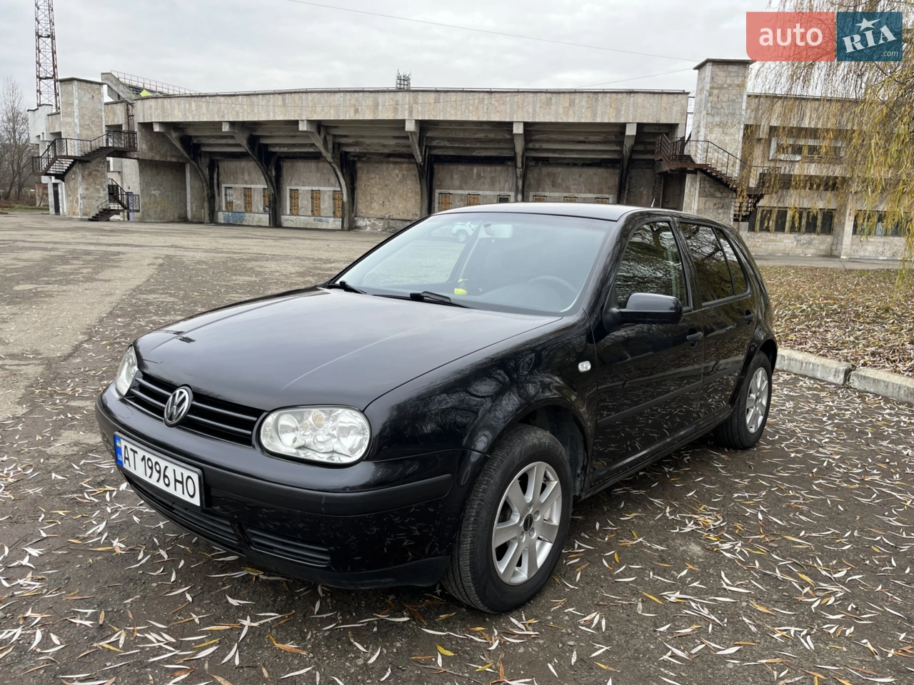 Продаю власне авто, Volkswagen Golf 4, 2002 року випуску. 
Їздила акуратно, тільки на пари та в межах міста 
Заміна масла в двигуні та всіх фільтрів на пробігу - 214тис 
Гальмівні колодки повністю справні 
Також стоять нові свічки 
Кондиціонер та пічка працює
Центральний замок
4 склопідіймачі
Додаткова інформація по тел.